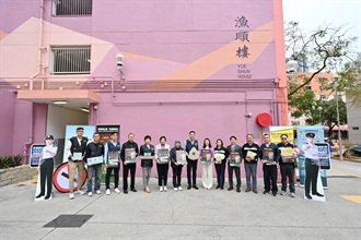 Hong Kong Customs on February 10 and today (February 12) conducted joint anti-illicit cigarette publicity activities with Legislative Council Member Ms Chik Kit-ling, members of the Eastern District Council, the Tobacco and Alcohol Control Office of the Department of Health, the Police and the Housing Department at Hing Wah (2) Estate, Yue Wan Estate, Wan Tsui Estate and Siu Sai Wan Estate in Eastern District. Customs also publicised the Duty Stamp System.