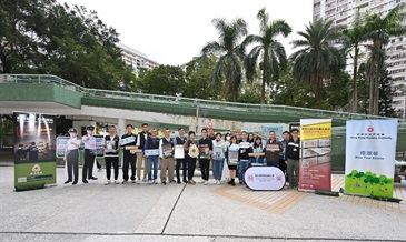Hong Kong Customs on February 10 and today (February 12) conducted joint anti-illicit cigarette publicity activities with Legislative Council Member Ms Chik Kit-ling, members of the Eastern District Council, the Tobacco and Alcohol Control Office of the Department of Health, the Police and the Housing Department at Hing Wah (2) Estate, Yue Wan Estate, Wan Tsui Estate and Siu Sai Wan Estate in Eastern District. Customs also publicised the Duty Stamp System.