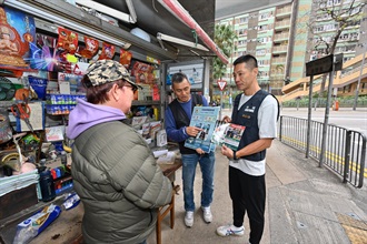 Hong Kong Customs on February 10 and today (February 12) publicised the Duty Stamp System to cigarette retailers near the Hing Wah (2) Estate, Yue Wan Estate, Siu Sai Wan Estate and Wan Tsui Estate in Eastern District. Photo shows Customs officers introducing anti-illicit cigarette messages and the Duty Stamp System to a merchant.