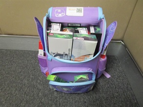 一名入境女旅客因進口未完稅香煙及未有向海關人員作出申報，違反《應課稅品條例》，今日（二月十三日）在粉嶺裁判法院被判處監禁六星期，以及罰款四千元。圖示用作收藏未完稅香煙的背包。