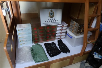 香港海關因應農曆新年將至，於一月十一日至二月十二日在全港各區展開代號「迅雷」的執法行動，在貯存、分銷及零售層面打擊電話訂購私煙活動。圖示海關人員於牛頭角公屋單位的懷疑私煙貯存倉庫檢獲的懷疑私煙。