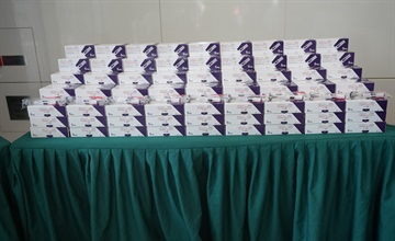 因應近期社會對不同類型針劑及藥物需求殷切，相關走私案件亦有上升趨勢，香港海關遂採取特別行動，自一月下旬起加強打擊走私受管制針劑及藥物的執法力度。行動至今，海關共偵破九宗懷疑非法走私針劑及藥物的案件。圖示檢獲的部分懷疑非法走私針劑。