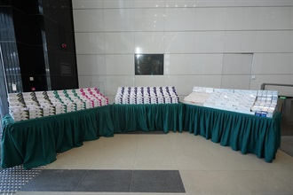 因應近期社會對不同類型針劑及藥物需求殷切，相關走私案件亦有上升趨勢，香港海關遂採取特別行動，自一月下旬起加強打擊走私受管制針劑及藥物的執法力度。行動至今，海關共偵破九宗懷疑非法走私針劑及藥物的案件。圖示檢獲的懷疑非法走私針劑。