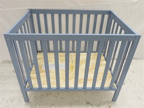 香港海關今日（三月三日）提醒市民留意一款不安全嬰兒床，測試結果顯示該款嬰兒床有潛在結構安全風險。圖示該款嬰兒床。