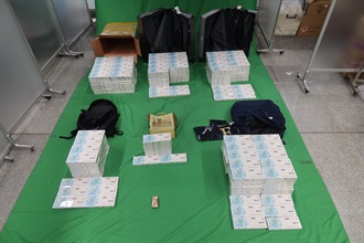 兩名入境旅客因處理和管有未完稅香煙，以及未有向海關人員作出申報，違反《應課稅品條例》，今日（二月十六日）在西九龍裁判法院各被判處監禁五個月和六個月及罰款一千元。圖示於一名三十六歲男旅客的個人行李內檢獲的未完稅香煙。