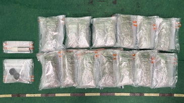 香港海關今日（二月二十一日）在香港國際機場破獲一宗旅客販運毒品的案件，檢獲約三公斤懷疑大麻花、一個含有少量懷疑大麻花的毒品研磨工具和一件另類吸煙產品，估計市值約六十萬元，並拘捕一名女子。圖示於案件中檢獲的懷疑大麻花、毒品研磨工具和另類吸煙產品。