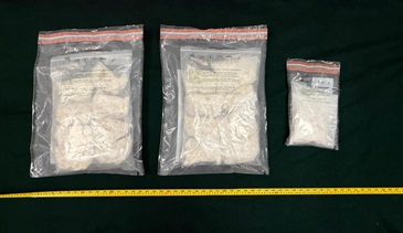 Hong Kong Customs and anti-smuggling departments of the Mainland Customs conducted a joint operation. Through intelligence analysis, Hong Kong Customs yesterday (February 28) intercepted a parcel from the Netherlands declared as paint sent to Hong Kong via the Chinese Mainland, and discovered a total of about 4.8 kilograms of suspected ketamine in six paint cans, with an estimated market value of about $1.93 million. Photo shows the suspected ketamine seized.