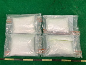 香港海關昨日（三月八日）在香港國際機場偵破一宗行李藏毒的販毒案件，檢獲約四公斤懷疑可卡因，估計市值約三百四十萬元。圖示檢獲的懷疑可卡因。