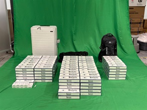 一名入境男旅客因進口未完稅香煙及未有向海關人員作出申報，違反《應課稅品條例》，今日（三月十日）在西九龍裁判法院被判處監禁六個月和罰款三百元。圖示檢獲的未完稅香煙。