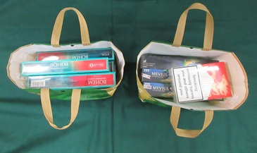 一名入境男旅客因管有未完稅香煙和未有向海關人員作出申報，違反《應課稅品條例》，今日（三月十七日）在粉嶺裁判法院被判處監禁六星期二十日及罰款四千元。圖示未完稅香煙收藏在環保袋內。