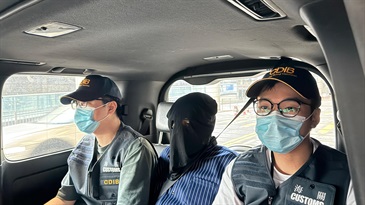 Hong Kong Customs yesterday (March 18) detected two passenger drug trafficking cases at Hong Kong International Airport and seized about 29 kilograms of suspected cannabis buds with a total estimated market value of about $6 million. Two men were arrested. Photo shows one of the arrested men (centre).