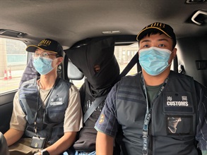 Hong Kong Customs yesterday (March 19) detected two dangerous drug cases and seized a total of about 23 kilograms of suspected ketamine with a total estimated market value of about $9.4 million at Hong Kong International Airport. Photo shows the arrested man (centre) in the second case.
