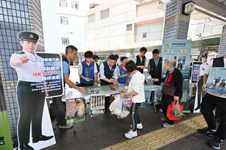 Hong Kong Customs today (March 25) conducted joint anti-illicit cigarette publicity activities with members of the Sham Shui Po District Council, the Tobacco and Alcohol Control Office of the Department of Health and the Housing Department at So Uk Estate and Un Chau Estate in Sham Shui Po. Customs also publicised the Duty Stamp System.