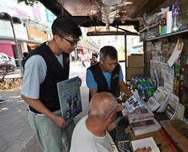 Hong Kong Customs today (March 25) conducted joint anti-illicit cigarette publicity activities with members of the Sham Shui Po District Council, the Tobacco and Alcohol Control Office of the Department of Health and the Housing Department at So Uk Estate and Un Chau Estate in Sham Shui Po. Customs also publicised the Duty Stamp System. Photo shows Customs officers introducing anti-illicit cigarette messages and the Duty Stamp System to a merchant.