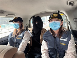 Hong Kong Customs yesterday (March 25) detected a drug trafficking case involving baggage concealment at Hong Kong International Airport. About 16.5 kilograms of suspected cannabis buds with an estimated market value of about $3.4 million were seized. Photo shows the 27-year-old arrested woman.