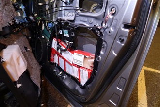 A 32-year-old man was sentenced to three months' imprisonment by the Tuen Mun Magistrates' Courts today (March 26) for smuggling duty-not-paid cigarettes using a cross-boundary private car, in contravention of the Import and Export Ordinance. Photo shows the duty-not-paid cigarettes concealed in the private car door.