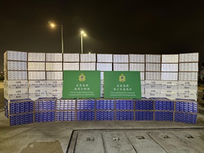 Hong Kong Customs, the Marine Police and law enforcement agencies of the Chinese Mainland yesterday (March 27) mounted a joint anti-smuggling operation in the southeast waters of Hong Kong and detected a suspected smuggling case involving a river trade vessel. About 20 million suspected illicit cigarettes, with an estimated market value of about $ 92 million and a duty potential of about $68 million, were seized. Photo shows the suspected illicit cigarettes seized.