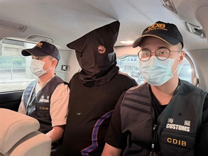 香港海关在香港国际机场侦破三宗行李藏毒的贩毒案件，共检获约二十二公斤怀疑氯胺酮、约二十一公斤怀疑大麻花、约九点五克无烟烟草、一支另类吸烟产品和两粒电子烟弹，估计市值共约一千三百万元，并拘捕三名男子。图示首宗案件中的被捕人士（中）。