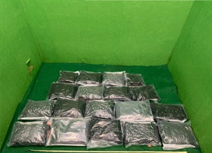 香港海关在香港国际机场侦破三宗行李藏毒的贩毒案件，共检获约二十二公斤怀疑氯胺酮、约二十一公斤怀疑大麻花、约九点五克无烟烟草、一支另类吸烟产品和两粒电子烟弹，估计市值共约一千三百万元，并拘捕三名男子。图示第二宗案件中检获的怀疑大麻花。