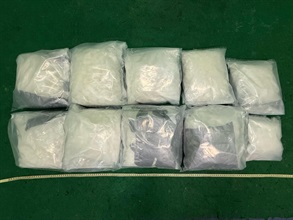 香港海关在香港国际机场侦破三宗行李藏毒的贩毒案件，共检获约二十二公斤怀疑氯胺酮、约二十一公斤怀疑大麻花、约九点五克无烟烟草、一支另类吸烟产品和两粒电子烟弹，估计市值共约一千三百万元，并拘捕三名男子。图示第三宗案件中检获的怀疑氯胺酮。