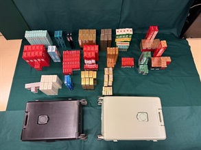 一名入境女旅客因管有未完税香烟和未有向海关人员作出申报，违反《应课税品条例》，昨日（三月三十一日）在粉岭裁判法院被判处监禁三个月及罚款四千元。图示检获的未完税香烟。