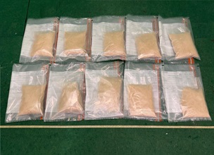 Hong Kong Customs yesterday (April 5) detected two drug trafficking cases involving passengers at Hong Kong International Airport, and seized a total of about 22 kilograms of suspected ketamine, with a total estimated market value of about $9 million. A man and a woman were arrested. Photo shows the suspected ketamine seized in the first case.