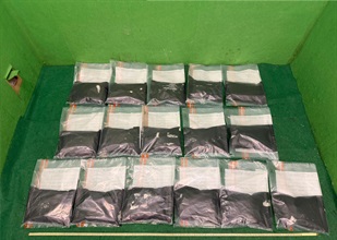 Hong Kong Customs yesterday (April 5) detected two drug trafficking cases involving passengers at Hong Kong International Airport, and seized a total of about 22 kilograms of suspected ketamine, with a total estimated market value of about $9 million. A man and a woman were arrested. Photo shows the suspected ketamine seized in the second case.