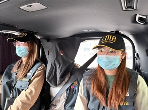 Hong Kong Customs yesterday (April 5) detected two drug trafficking cases involving passengers at Hong Kong International Airport, and seized a total of about 22 kilograms of suspected ketamine, with a total estimated market value of about $9 million. A man and a woman were arrested. Photo shows the arrested woman (centre) involved in the second case.