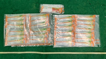 Hong Kong Customs yesterday (April 8) detected two drug trafficking cases involving passengers at Hong Kong International Airport and seized about 1 kilogram of suspected MDMA, about 600 grams of suspected liquid methamphetamine and five pieces of suspected alternative smoking products, with a total estimated market value of about $470,000. Photo shows the suspected MDMA seized in the first case.
