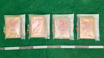 Hong Kong Customs yesterday (April 9) detected a drug trafficking case involving baggage concealment at Hong Kong International Airport. About 1.56 kilograms of suspected heroin with an estimated market value of about $1 million were seized. Photo shows the suspected heroin seized.