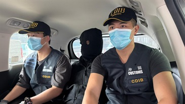 Hong Kong Customs yesterday (April 9) detected a drug trafficking case involving baggage concealment at Hong Kong International Airport. About 1.56 kilograms of suspected heroin with an estimated market value of about $1 million were seized. Photo shows the arrested person (centre) involved in the case.
