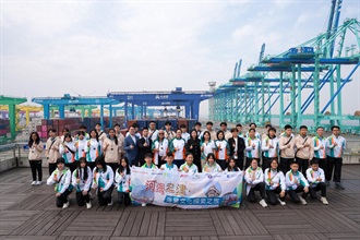 Customs YES and the Committee of Youth Activities in Hong Kong co-organised "Where Rivers Meet the Sea: Customs History and Culture Exploration Tour to Tianjin" from April 7 to today (April 11). Photo shows the Assistant Commissioner of Customs and Excise (Administration and Human Resources Development), Ms Phoebe Wong (second row, tenth left), the Honorary Founding Executive Director of the Executive Committee of Customs YES, Mr Edgar Kwan (second row, ninth left); and Director, Ms Sylvia Lee (second row, ninth right), leading Customs YES members to visit the Smart Tianjin Port.