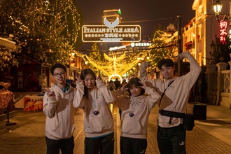 Customs YES and the Committee of Youth Activities in Hong Kong co-organised "Where Rivers Meet the Sea: Customs History and Culture Exploration Tour to Tianjin" from April 7 to today (April 11). Photo shows Customs YES members touring the Italian Style Area, appreciating the blend of Eastern and Western architectural styles on April 8.
