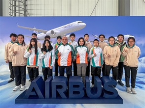 Customs YES and the Committee of Youth Activities in Hong Kong co-organised "Where Rivers Meet the Sea: Customs History and Culture Exploration Tour to Tianjin" from April 7 to today (April 11). Photo shows the Honorary Founding Executive Director of the Executive Committee of Customs YES, Mr Edgar Kwan (front row, fourth left) and Customs YES members visiting Airbus (Tianjin) Final Assembly Company Limited to learn about the country’s advanced aviation manufacturing technologies and intelligent production process yesterday (April 10).