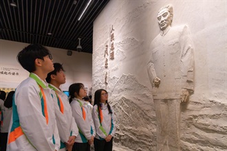 Customs YES and the Committee of Youth Activities in Hong Kong co-organised "Where Rivers Meet the Sea: Customs History and Culture Exploration Tour to Tianjin" from April 7 to today (April 11). Photo shows Customs YES members visiting the Zhou Enlai and Deng Yingchao Memorial Hall today.