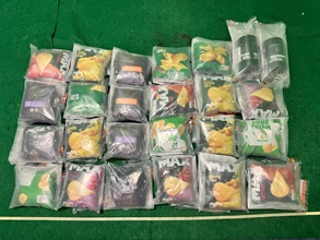 Hong Kong Customs yesterday (April 10) detected a drug trafficking case involving baggage concealment at Hong Kong International Airport. About 25 kilograms of suspected ketamine with an estimated market value of about $10 million were seized. Photo shows the suspected ketamine seized.