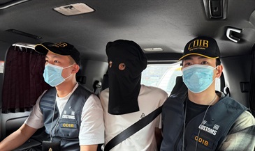 Hong Kong Customs yesterday (April 10) detected a drug trafficking case involving baggage concealment at Hong Kong International Airport. About 25 kilograms of suspected ketamine with an estimated market value of about $10 million were seized. Photo shows the arrested person (centre) involved in the case.