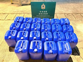 香港海关昨日（四月十三日）在果洲群岛对开海面，截查一艘快艇并检获595公升怀疑未完税电油及拘捕三名男子。图示检获的怀疑未完税电油。