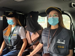 Hong Kong Customs detected a drug trafficking case involving an incoming passenger at Hong Kong International Airport yesterday (April 13) and seized about 3 kilograms of suspected cocaine with an estimated market value of about $2.7 million. Photo shows the arrested person (centre) in the case.