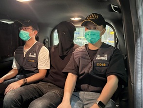 Hong Kong Customs today (April 15) detected a drug trafficking case involving baggage concealment at Hong Kong International Airport. About 20.6 kilograms of suspected ketamine with an estimated market value of about $8.3 million was seized. Photo shows the arrested person (centre) in the case.