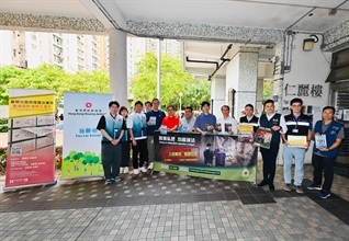 Hong Kong Customs conducted joint anti-illicit cigarette publicity activities with members of the District Council, the Tobacco and Alcohol Control Office of the Department of Health, the Hong Kong Police Force and the Housing Department at Yau Lai Estate, Kwun Tong, yesterday (April 16) and Chun Yeung Estate, Sha Tin, today (April 17). Customs also publicised the Duty Stamp System.
