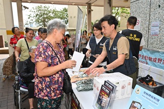 Hong Kong Customs conducted joint anti-illicit cigarette publicity activities with members of the District Council, the Tobacco and Alcohol Control Office of the Department of Health, the Hong Kong Police Force and the Housing Department at Yau Lai Estate, Kwun Tong, yesterday (April 16) and Chun Yeung Estate, Sha Tin, today (April 17). Customs also publicised the Duty Stamp System. Photo shows Customs officers distributing promotional materials to residents.