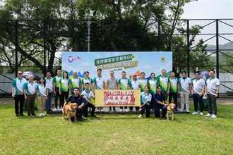 Hong Kong Customs today (April 18) held the Hong Kong Customs College Open Day. Photo shows the Secretary for Justice, Mr Paul Lam, SC (backrow, tenth right); the Commissioner of Customs and Excise, Mr Chan Tsz-tat (backrow, ninth right) and guests pictured with the Customs Detector Dog Team.