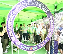 Hong Kong Customs today (April 18) held the Hong Kong Customs College Open Day. Photo shows “Customs YES” youth member introducing the national security-themed game booth to the Secretary for Justice, Mr Paul Lam, SC (third left).