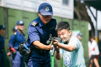 Hong Kong Customs today (April 18) held the Hong Kong Customs College Open Day. Photo shows a member of public touring the outdoor firing range.