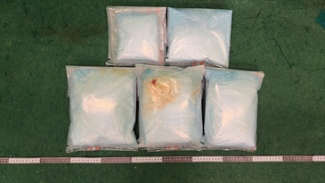 Hong Kong Customs yesterday (April 18) detected a drug trafficking case involving baggage concealment at Hong Kong International Airport. About 3.9 kilograms of suspected cocaine with an estimated market value of about $2.9 million were seized. Photo shows the suspected cocaine seized.