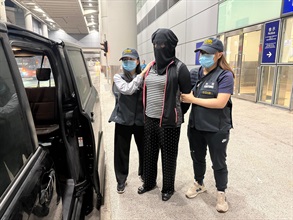 Hong Kong Customs today (April 20) seized about 10 kilograms of suspected cannabis buds with an estimated market value of about $2 million at Hong Kong International Airport. One woman was arrested. Photo shows the arrested woman (centre).