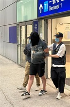 Hong Kong Customs yesterday (April 22) detected a dangerous drug case and seized a total of about 10 kilograms of suspected ketamine with a total estimated market value of about $3.9 million at Hong Kong International Airport. Photo shows the arrested man (centre) involved in the case.