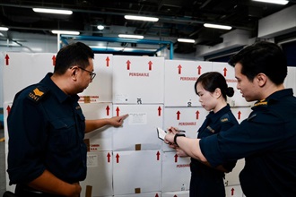 The Air-Land Fresh Lane has reached another milestone. A shipment of live lobsters weighing 986 kilograms arrived in Hong Kong yesterday (April 22) by air from Canada, and was immediately transhipped by a cross-border refrigerated truck across the Hong Kong-Zhuhai-Macao Bridge directly to Macao. This marks the first consignment of overseas fresh products delivered to Macao via Hong Kong utilising the Fresh Lane, realising a seamless "Overseas-Hong Kong-Macao" one-stop delivery.