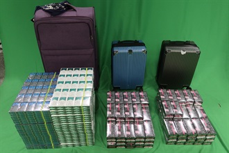 An incoming male passenger was sentenced to four months' imprisonment by the West Kowloon Magistrates' Courts today (April 25) for importing duty-not-paid cigarettes and failing to declare them to Customs officers, as well as importing alternative smoking products, in contravention of the Dutiable Commodities Ordinance and the Import and Export Ordinance. Photo shows the duty-not-paid cigarettes and the alternative smoking products seized in the case.